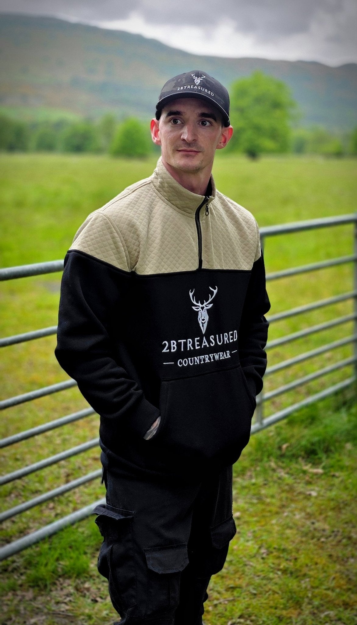 Embroidered Stagmoor Quarter Zip - Black