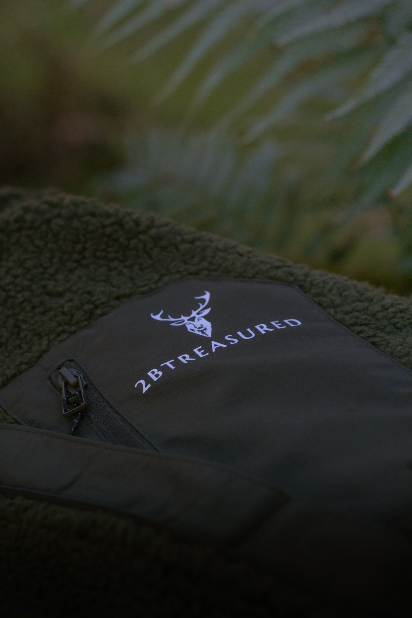 Snowdon Sherpa Fleece Army Green colour close up view 